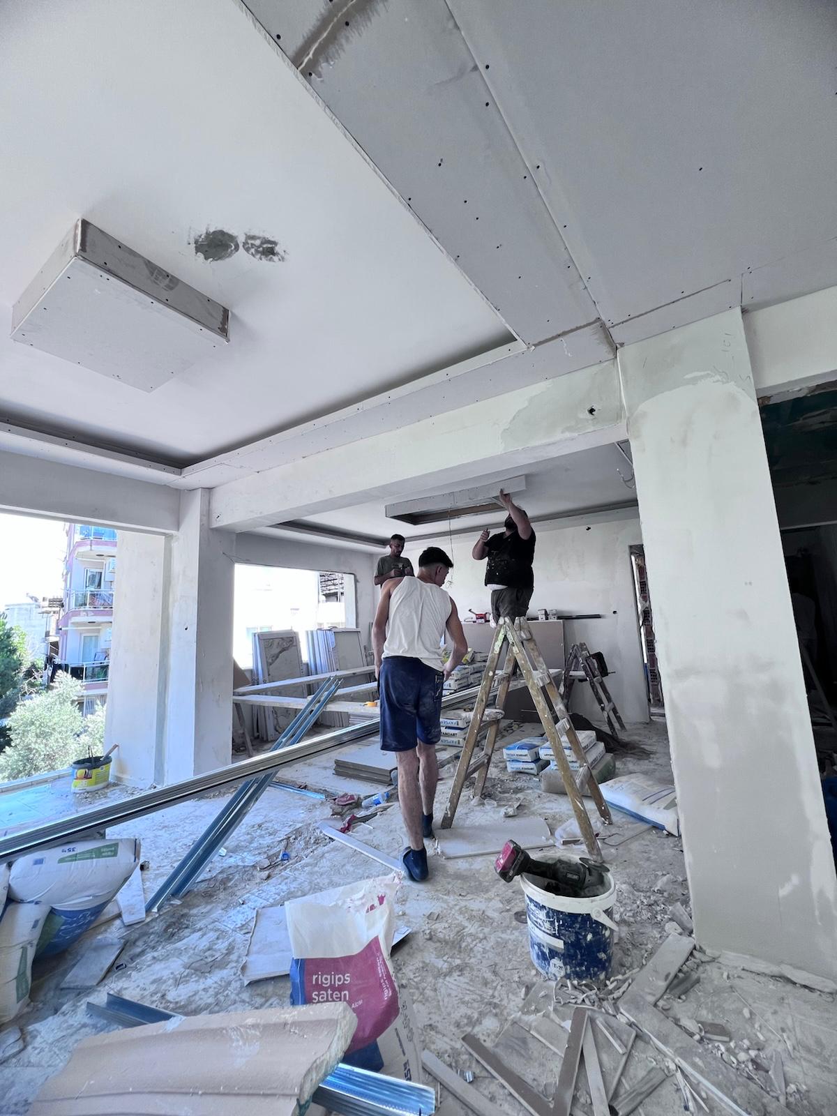 Alçıpan tavan uygulaması yapan Aydın Yapı ekibi